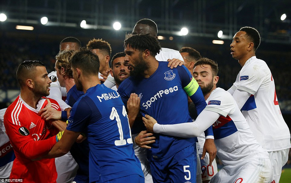 Fan Everton đánh hôi lúc cầu thủ ẩu đả - Ảnh 5.