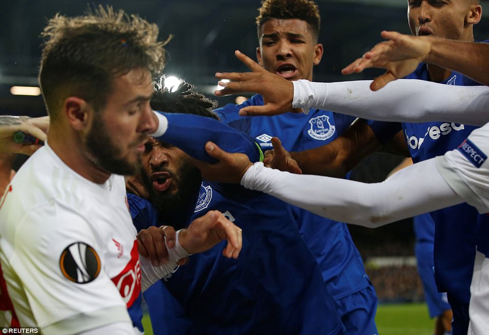 Fan Everton "đánh hôi" lúc cầu thủ ẩu đả