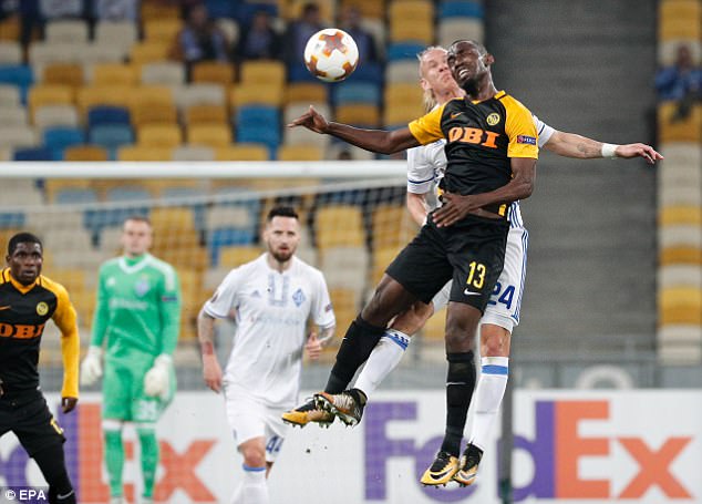 Kh&ocirc;ng chiến nảy lửa, sao Dynamo Kiev vỡ đầu - Ảnh 1.