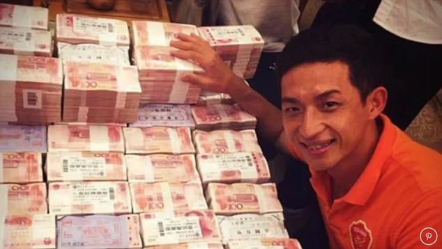 Trung Quốc: Cầu thủ được thưởng cả núi tiền
