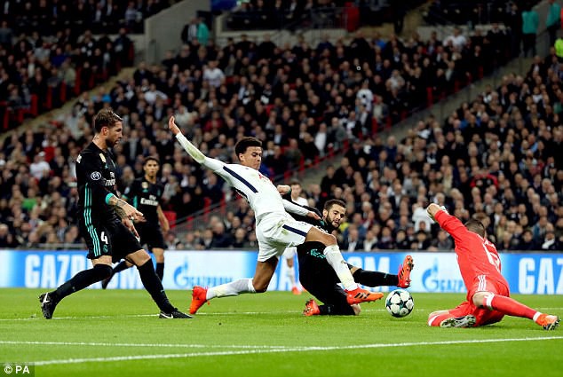 Bàn mở tỉ số của Tottenham vào lưới Real không hợp lệ?