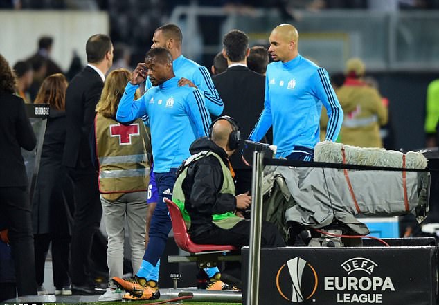 Tái hiện cú kungfu của Cantona, Evra bị đuổi khi chưa ra sân - Ảnh 3.