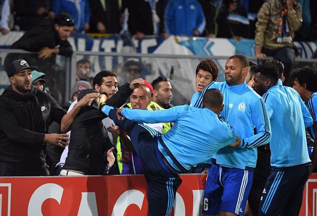 Tái hiện cú kungfu của Cantona, Evra bị đuổi khi chưa ra sân