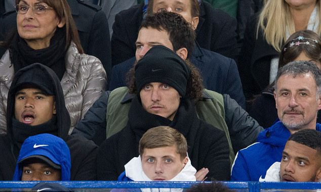 Conte đang đùa với lửa khi loại "công thần" Luiz