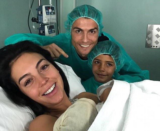 Ronaldo lần đầu có con không do thuê đẻ