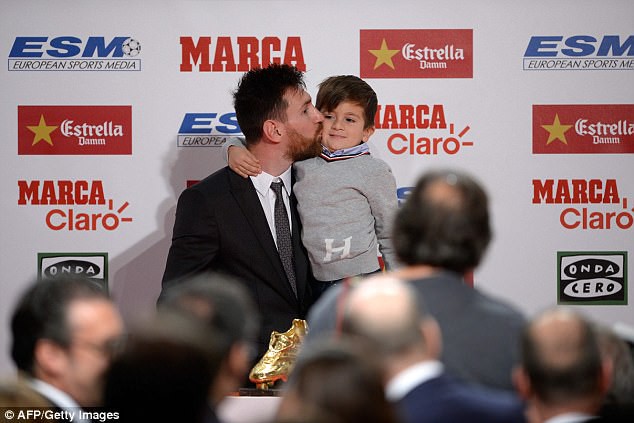 Gia đình Messi đáng yêu tại lễ trao giải Chiếc giày vàng