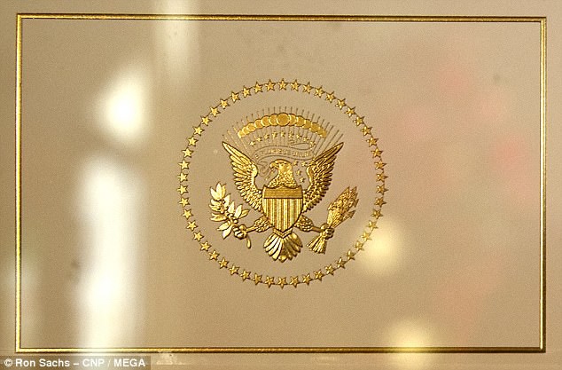 Ch&aacute;u nội Tổng thống Trump vất vả trong ph&ograve;ng Bầu dục - Ảnh 3.