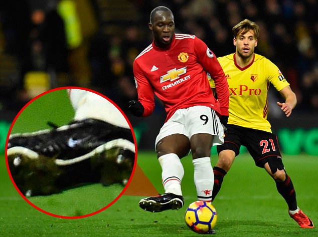 Mourinho: Lukaku "tịt ngòi" vì thiếu tài trợ giày