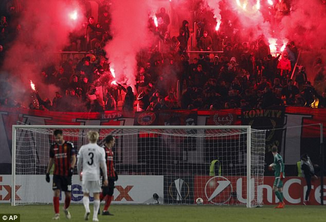 Chó làm gián đoạn trận đấu ở Europa League - Ảnh 5.