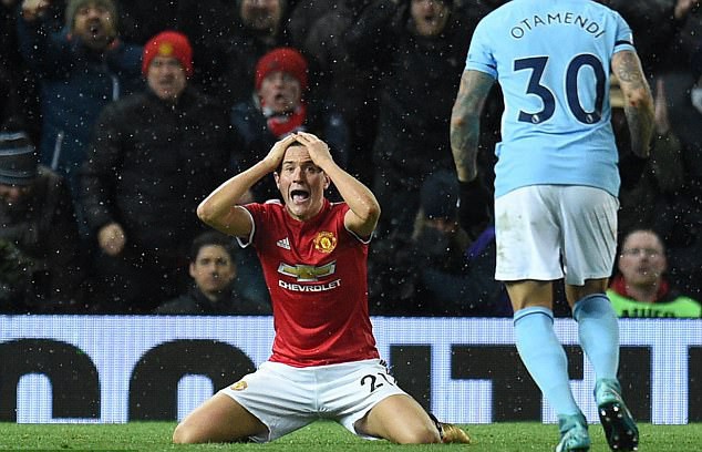 Mourinho tố Man City ăn may - Ảnh 2.
