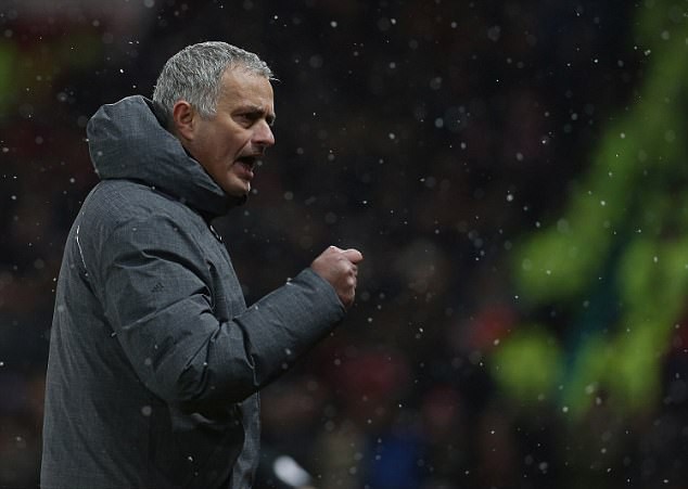 Mourinho tố Man City ăn may - Ảnh 1.