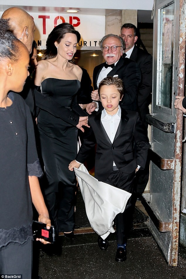 Pax Thi&ecirc;n nam t&iacute;nh hỗ trợ mẹ nu&ocirc;i Angelina Jolie - Ảnh 6.