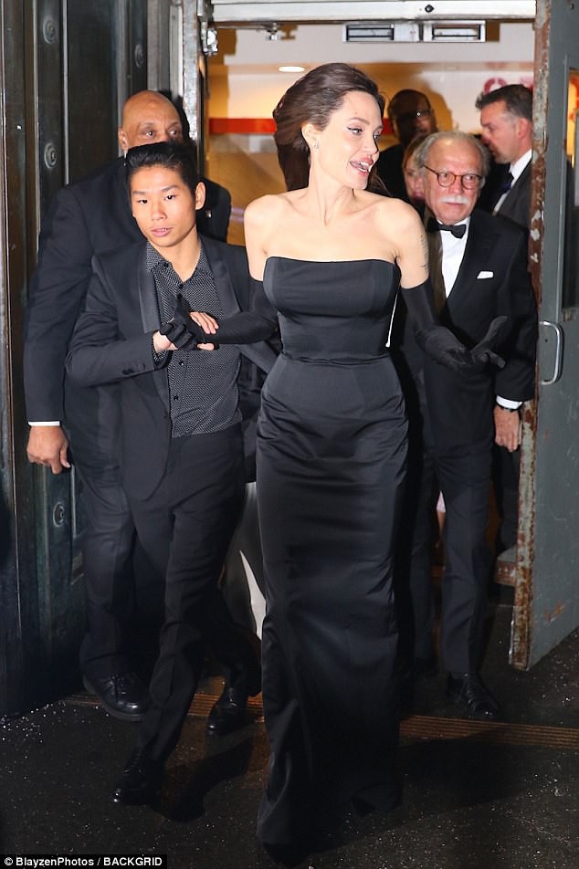 Pax Thi&ecirc;n nam t&iacute;nh hỗ trợ mẹ nu&ocirc;i Angelina Jolie - Ảnh 2.