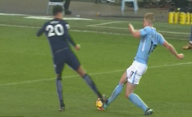 Alli đ&aacute;ng bị đuổi sau pha b&oacute;ng nguy hiểm với De Bruyne - Ảnh 1.