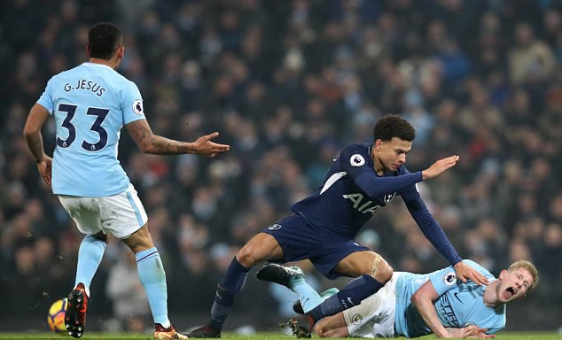Alli đ&aacute;ng bị đuổi sau pha b&oacute;ng nguy hiểm với De Bruyne - Ảnh 2.
