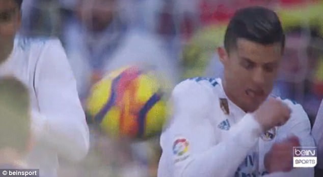 Hành động đẹp của Messi với Ronaldo ở El Clasico