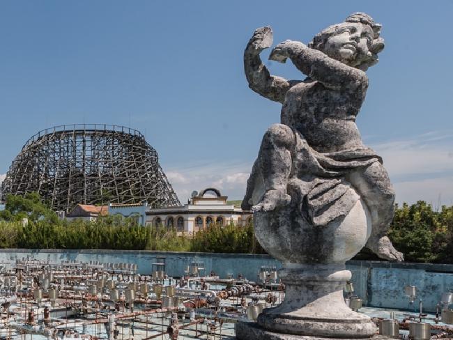 Vẻ tan hoang, đ&aacute;ng sợ bao tr&ugrave;m Nara Dreamland. Ảnh: Romain Veillon