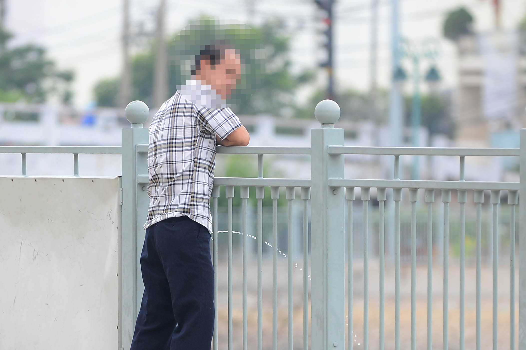 Nhức mắt với cảnh “tè” bậy, xả rác nơi công cộng