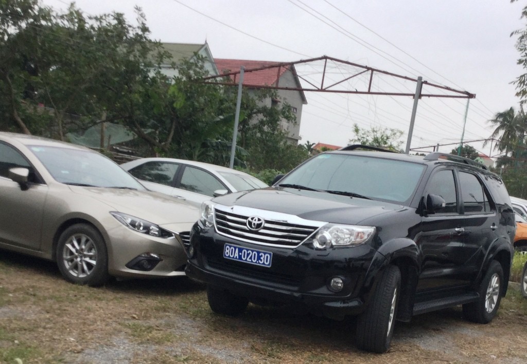 Hàng chục xe biển xanh dự tiệc cưới con trai lãnh đạo tỉnh Quảng Bình