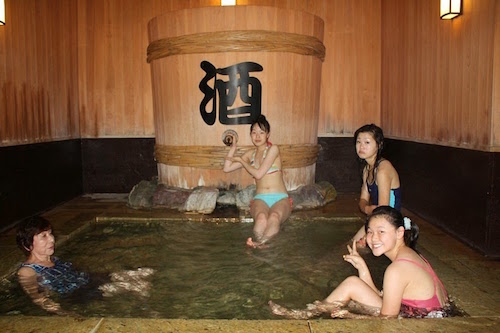 
Tắm rượu sake 

Sake kh&ocirc;ng chỉ l&agrave; m&oacute;n đồ uống phổ biến tại Nhật m&agrave; c&ograve;n được sử dụng để tắm nhờ những đặc t&iacute;nh tốt cho l&agrave;n da. Tinh chất axit kojic trong rượu sake gi&uacute;p ngăn chặn sự l&atilde;o ho&aacute; v&agrave; giảm t&aacute;c động của &aacute;nh nắng mặt trời. Ảnh: Amusing Planet.
