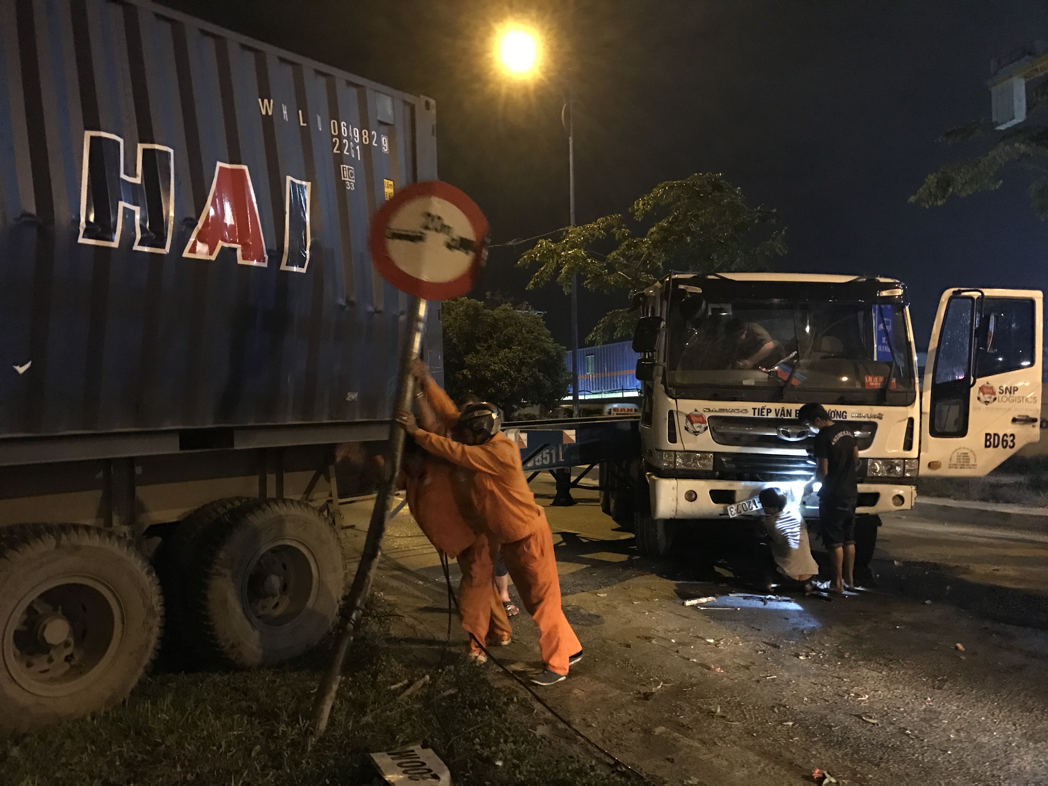 Lực lượng chức năng xử lý hiện trường