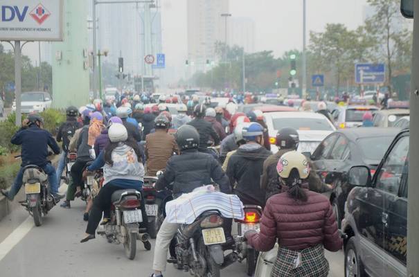 
C&aacute;c phương tiện v&acirc;y k&iacute;n xe bu&yacute;t nhanh khu vực đường L&ecirc; Văn Lương
