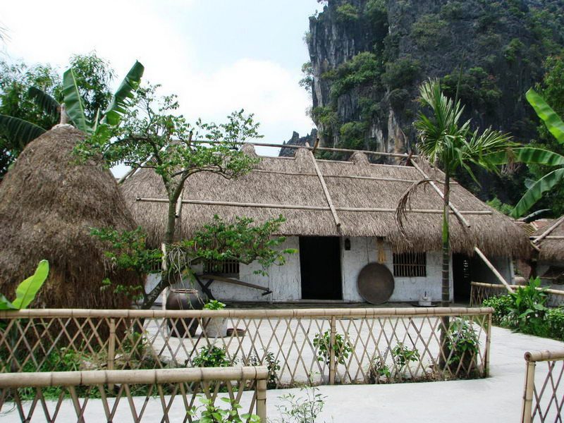 Hình ảnh ngôi nhà tranh, vách đất của gia đình chị Dậu (nhân vật trong tác phẩm Tắt Đèn của cố nhà văn Ngô Tất Tố) - Ảnh: AB