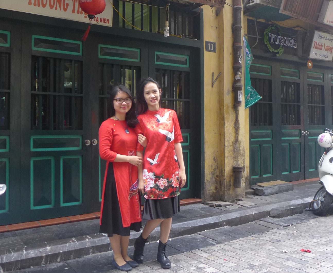 Hai thiếu nữ duyên dáng trên phố Tạ Hiện
