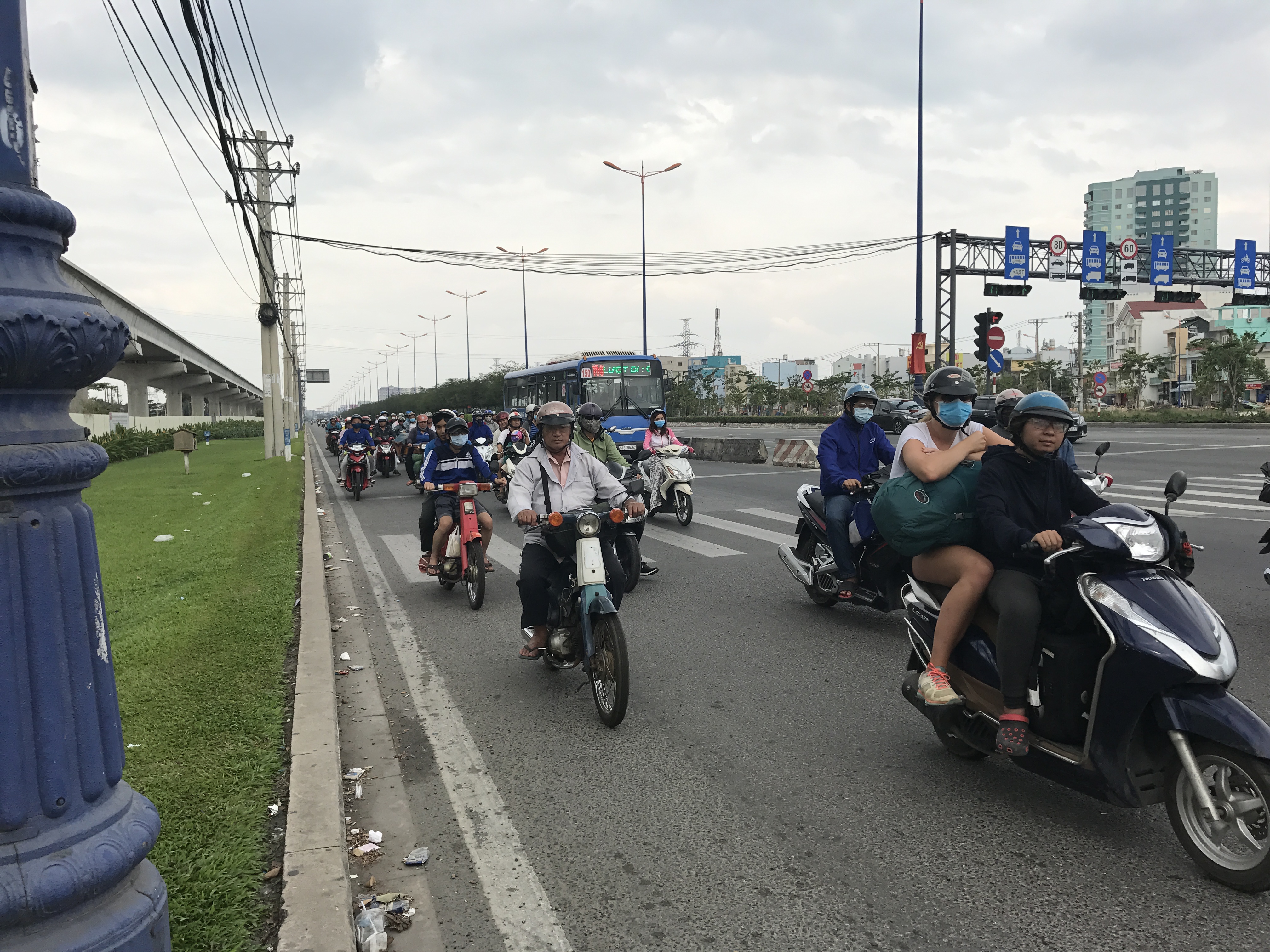 Nhiều người đem theo lỉnh kỉnh đồ đạc, quà quê trở lại TP HCM sau Tết