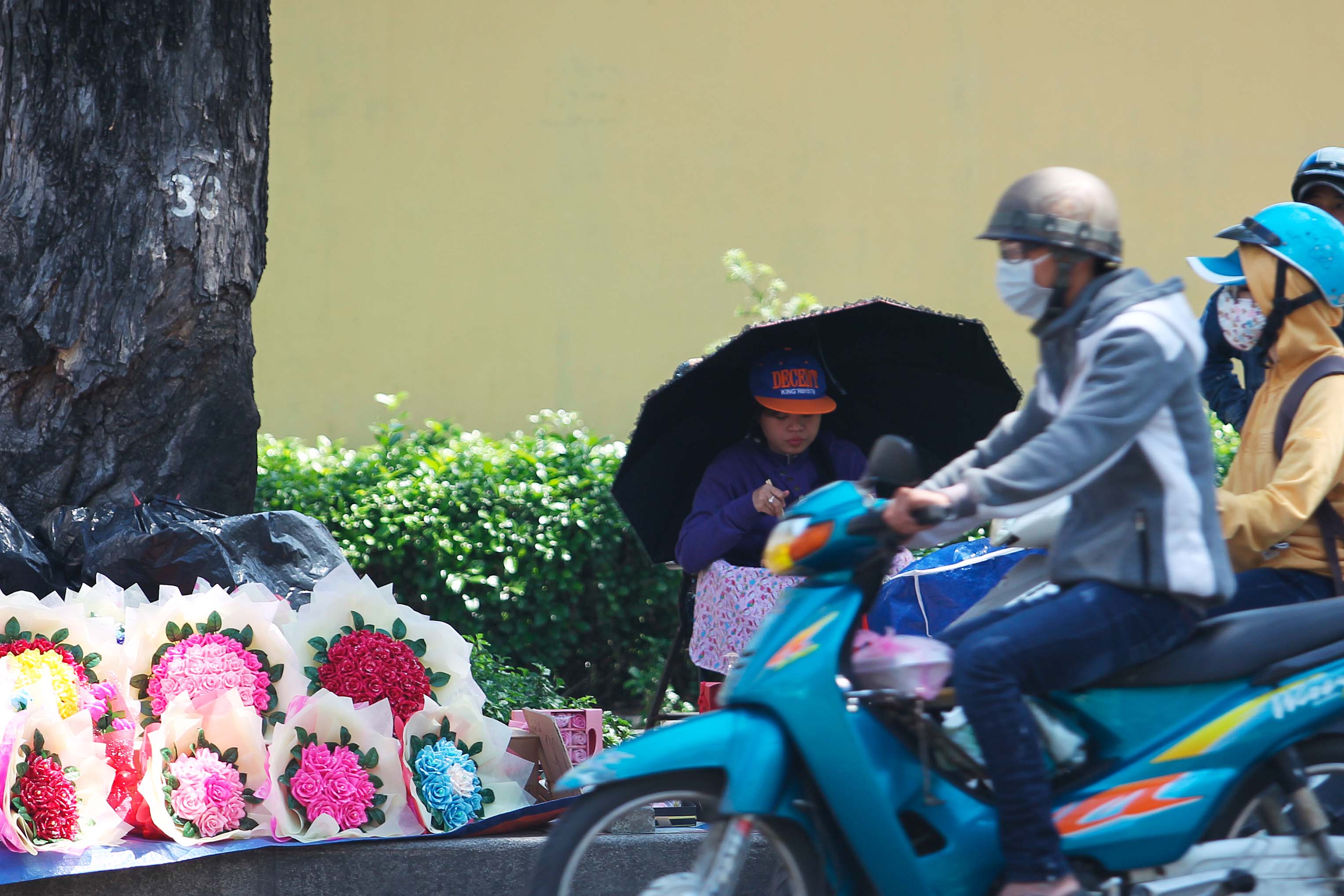 Một chủ bán hoa tâm sự: Từ sáng đến giờ chỉ bán được vài lẵng hoa, ít hơn so với mọi năm, hy vọng đến tối sẽ bán được hơn.
