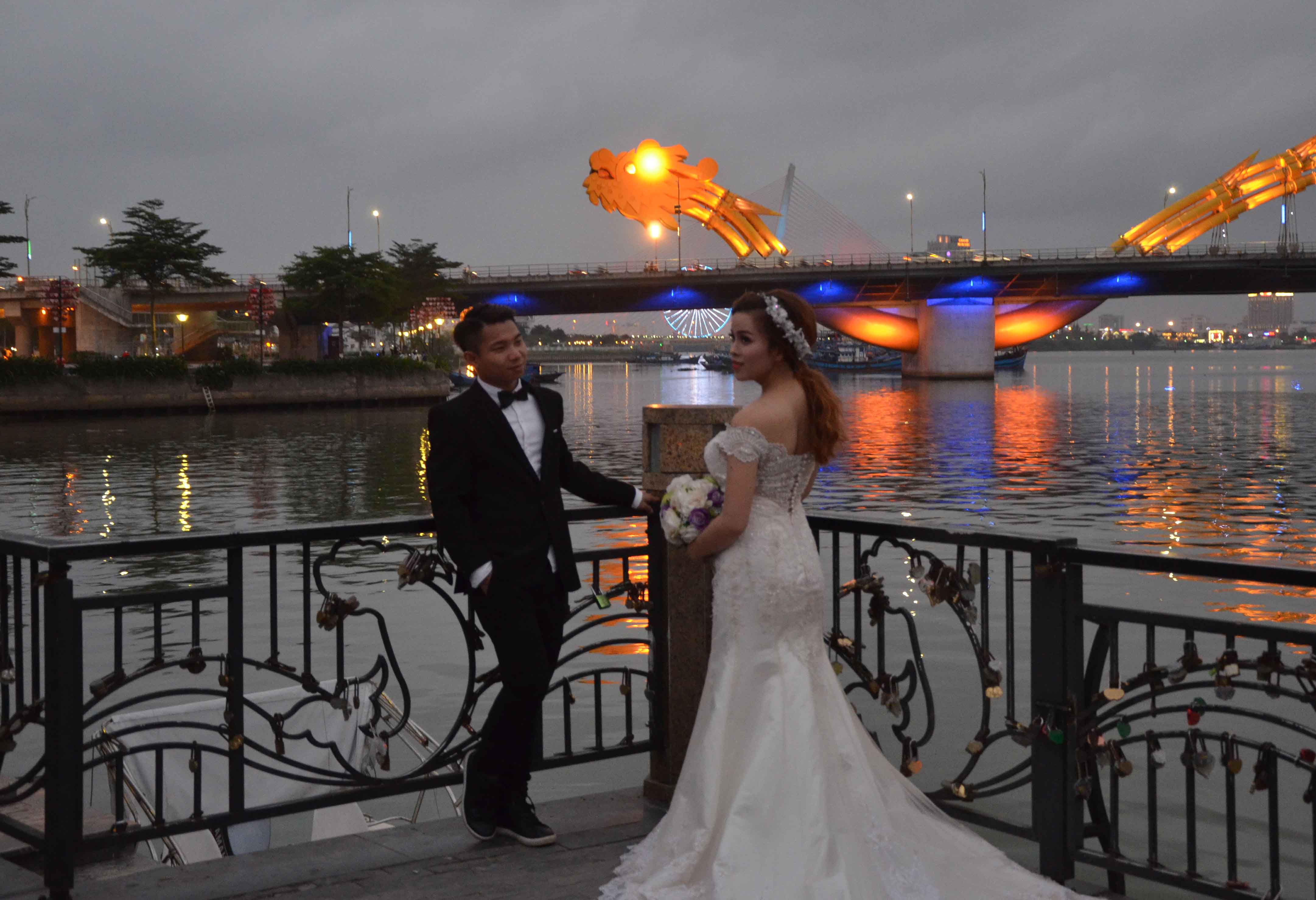 
Từ khi được đưa v&agrave;o sử dụng, cầu kh&oacute;a t&igrave;nh y&ecirc;u cũng trở th&agrave;nh một địa điểm chụp ảnh cưới l&atilde;ng mạn kh&ocirc;ng k&eacute;m tr&ecirc;n s&ocirc;ng H&agrave;n thu h&uacute;t c&aacute;c đ&ocirc;i uy&ecirc;n ương.
