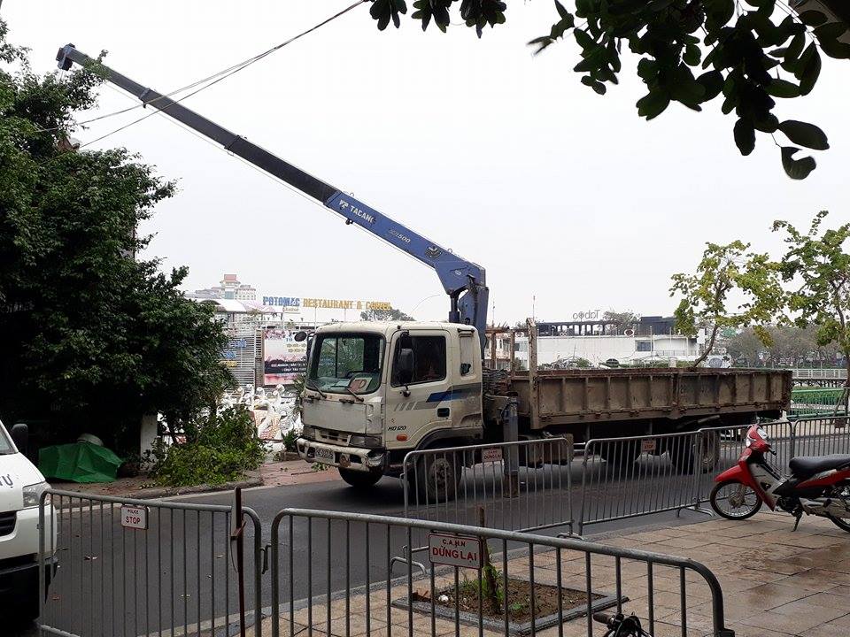 Hàng rào barie được dựng lên ngăn người không phận sự vào phía trong khu vực cưỡng chế