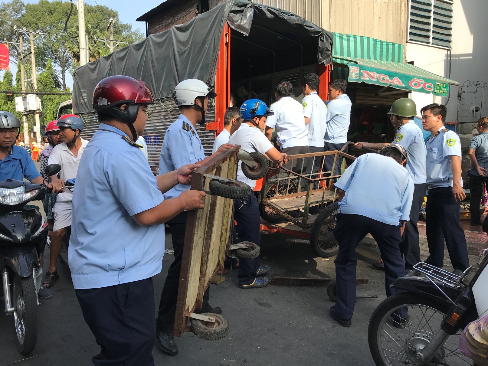 Đòi lại vỉa hè ở chợ Bà Chiểu