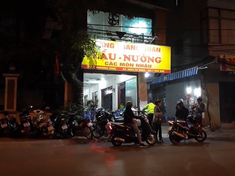 Một qu&aacute;n nhậu để tr&agrave;n ra vỉa h&egrave; ngay cạnh trụ sở một c&ocirc;ng an phường