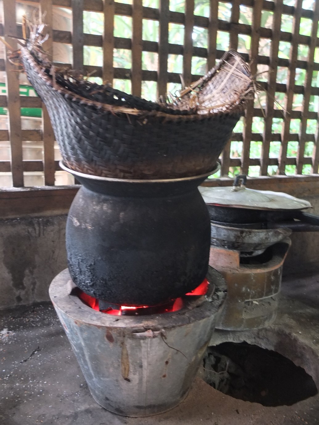
Người L&agrave;o nấu cơm nếp bằng c&aacute;ch hấp c&aacute;ch thủy
