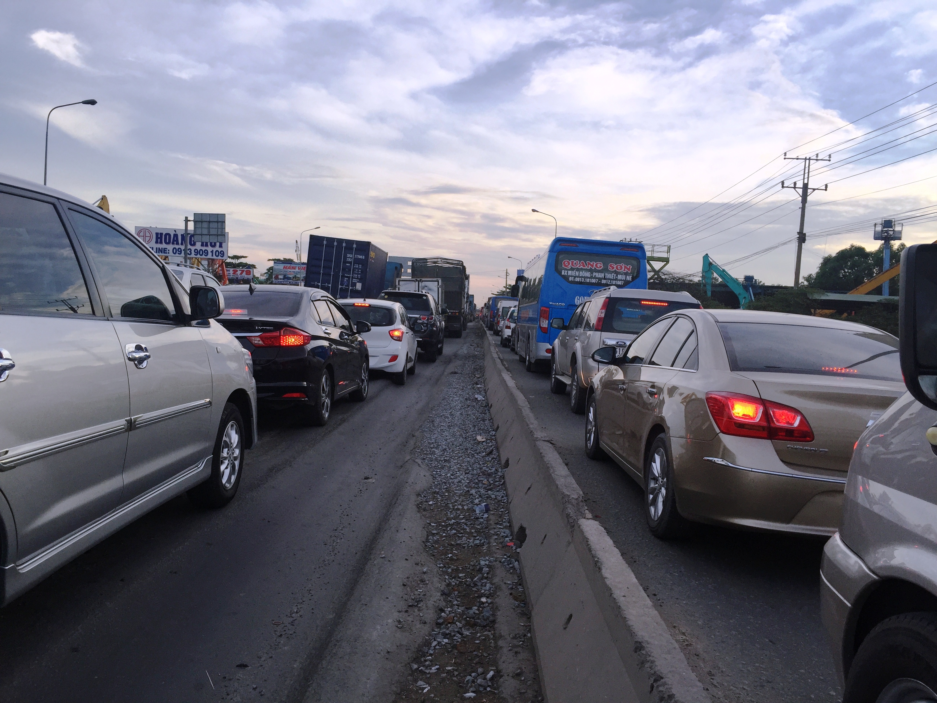 
Đoạn đường tr&ecirc;n c&oacute; mật độ xe lưu th&ocirc;ng d&agrave;y đặc
