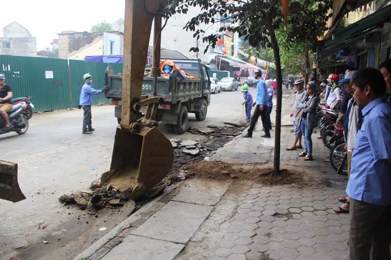
Thanh H&oacute;a ra qu&acirc;n gi&agrave;nh lại vỉa h&egrave; cho người đi bộ
