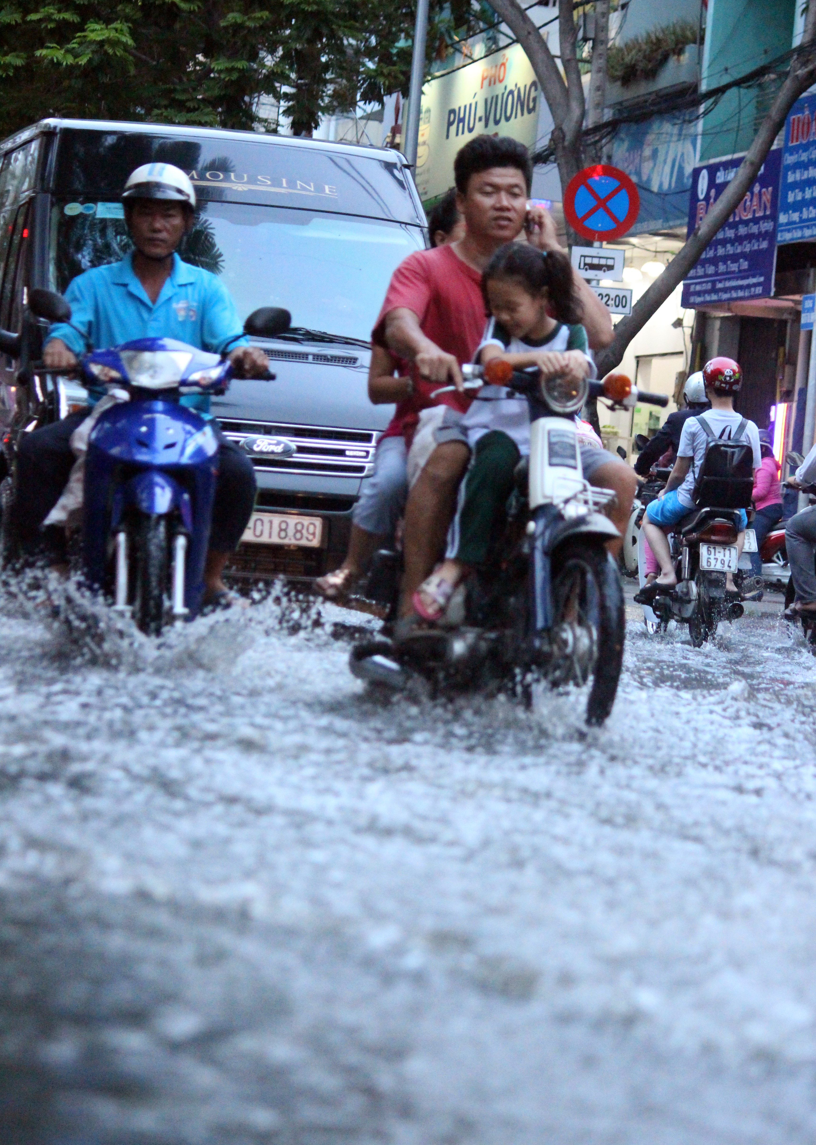 Người dân vất vả bì bõm trong nước cống hôi thối để trở về nhà.