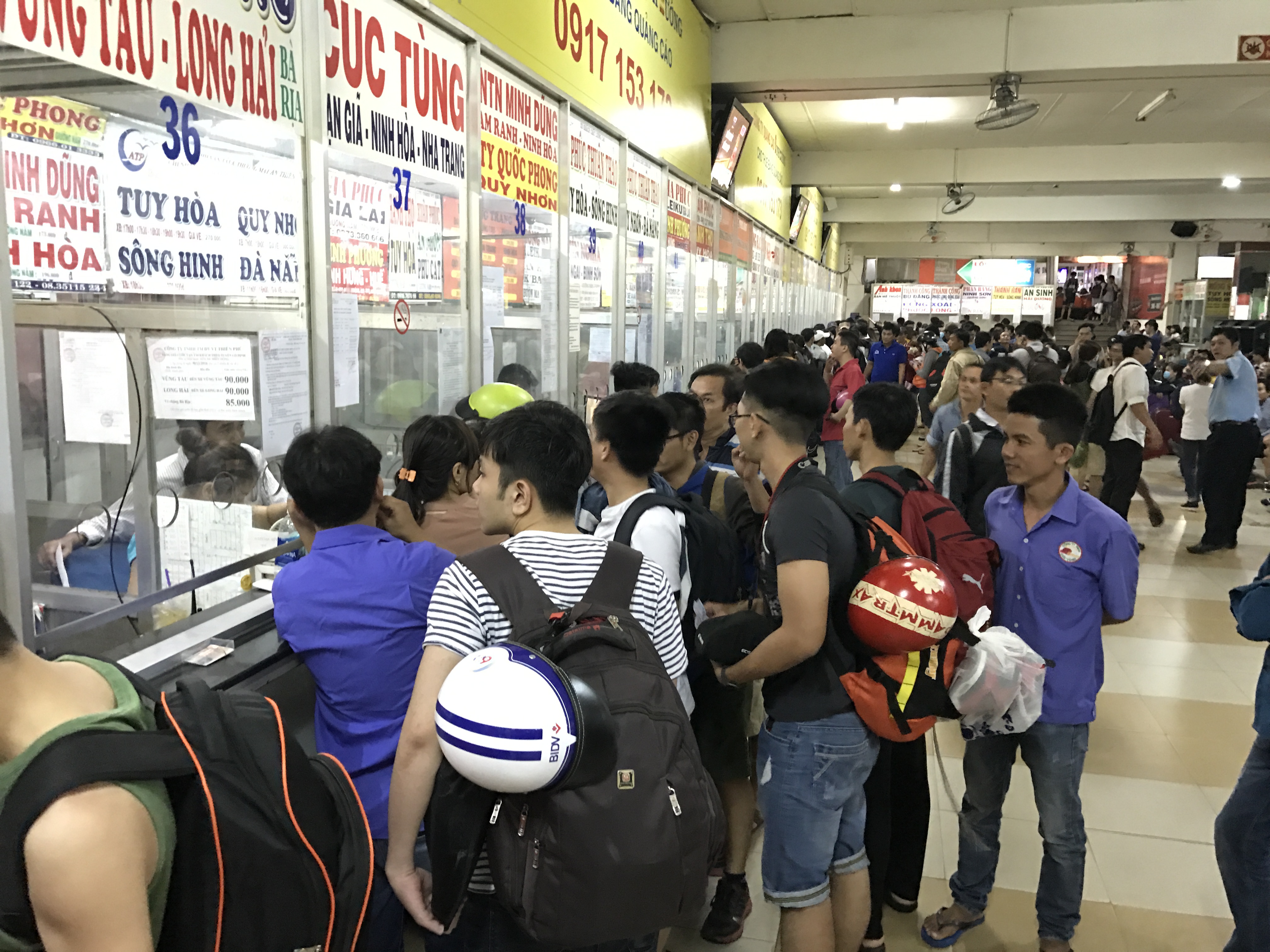 Theo đại diện Bến xe Miền Đông, lượng hành khách qua bến trong ngày 28-4 vào khoảng 31.000 khách và bến xe trước đó đã có kế hoạch huy động tất cả các phương tiện bên ngoài, bao gồm xe hợp đồng, xe trái tuyến và xe buýt tăng cường để giải tỏa hành khách nếu ùn ứ xảy ra