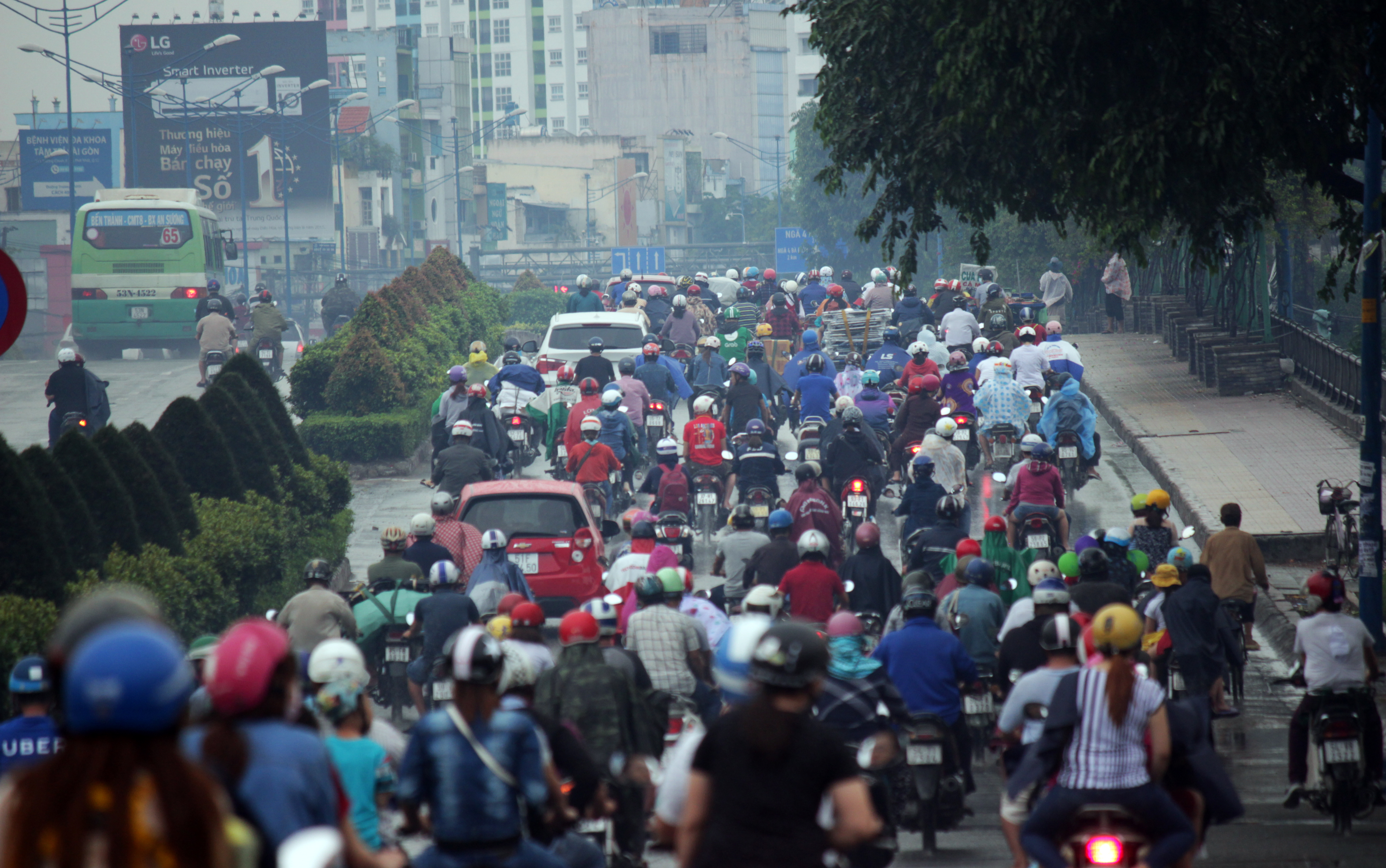 
Trong cơn mưa rả r&iacute;ch kh&aacute; l&acirc;u, đường dẫn ra v&agrave;o s&acirc;n bay: đường Trường Sơn, Cộng H&ograve;a, Trường Chinh đ&ocirc;ng đ&uacute;c, &ugrave;n ứ xe cộ, lưu th&ocirc;ng kh&aacute; kh&oacute; khăn.
