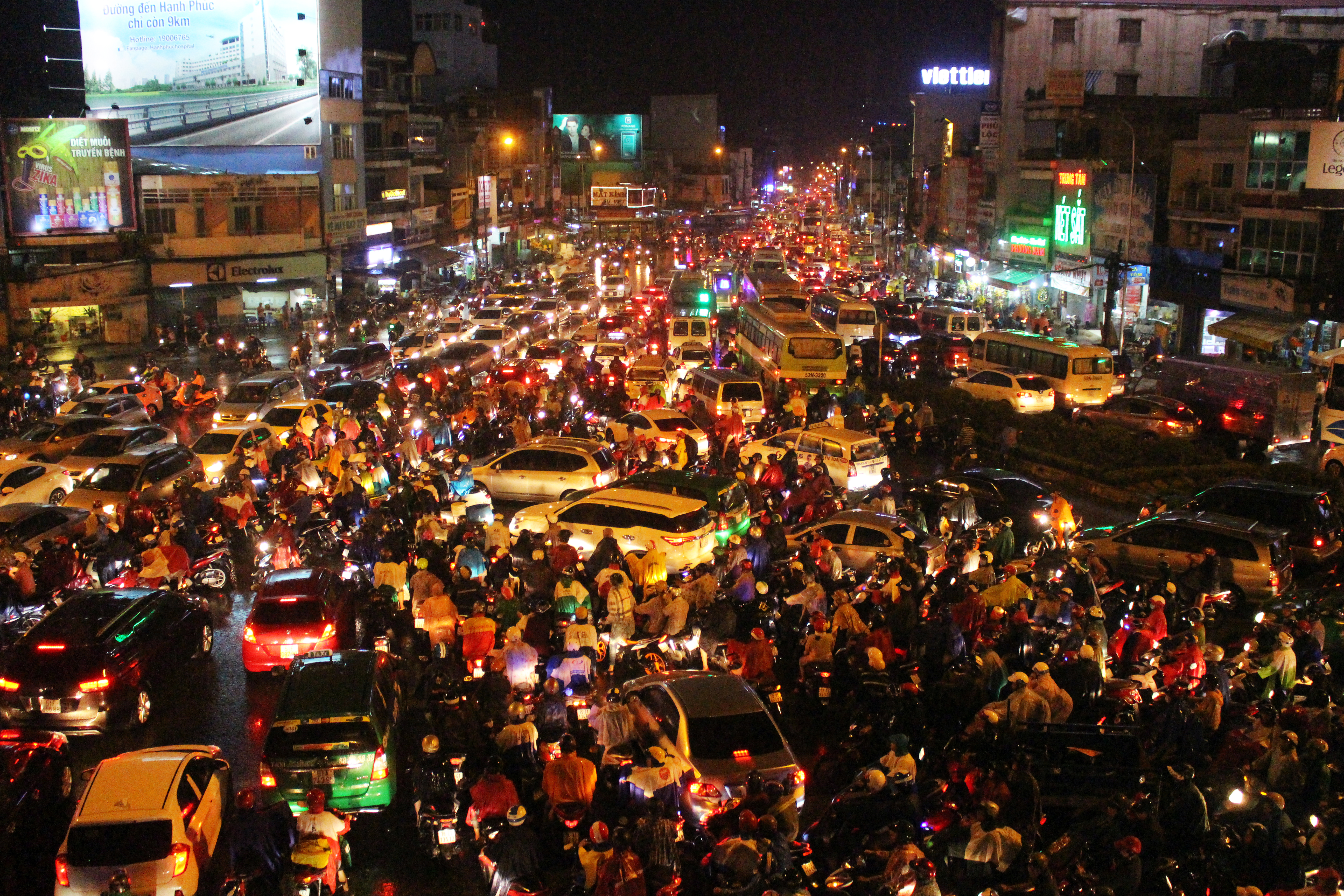 Mưa trắng đất m&ugrave; trời, kẹt xe ngập nước tơi bời - Ảnh 3.