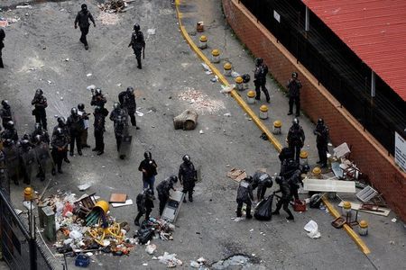 Venezuela: Đụng độ tại đ&igrave;nh c&ocirc;ng triệu người, 3 người chết - Ảnh 1.