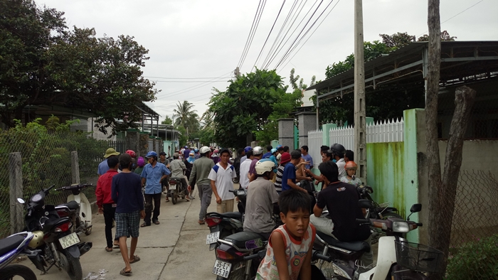 Sau loạt tiếng nổ khi m&aacute;y bay bay ngang, nhiều nh&agrave; d&acirc;n bị hỏng nặng - Ảnh 7.