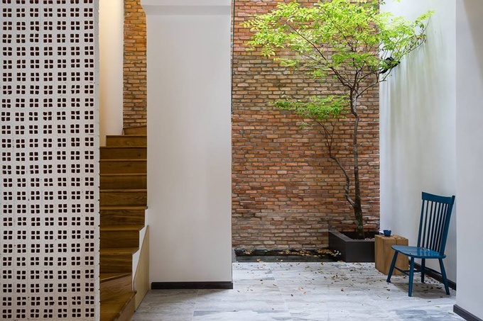 Nh&agrave; ống rộng r&atilde;i, tho&aacute;ng m&aacute;t nhờ giếng trời hiện đại - Ảnh 5.