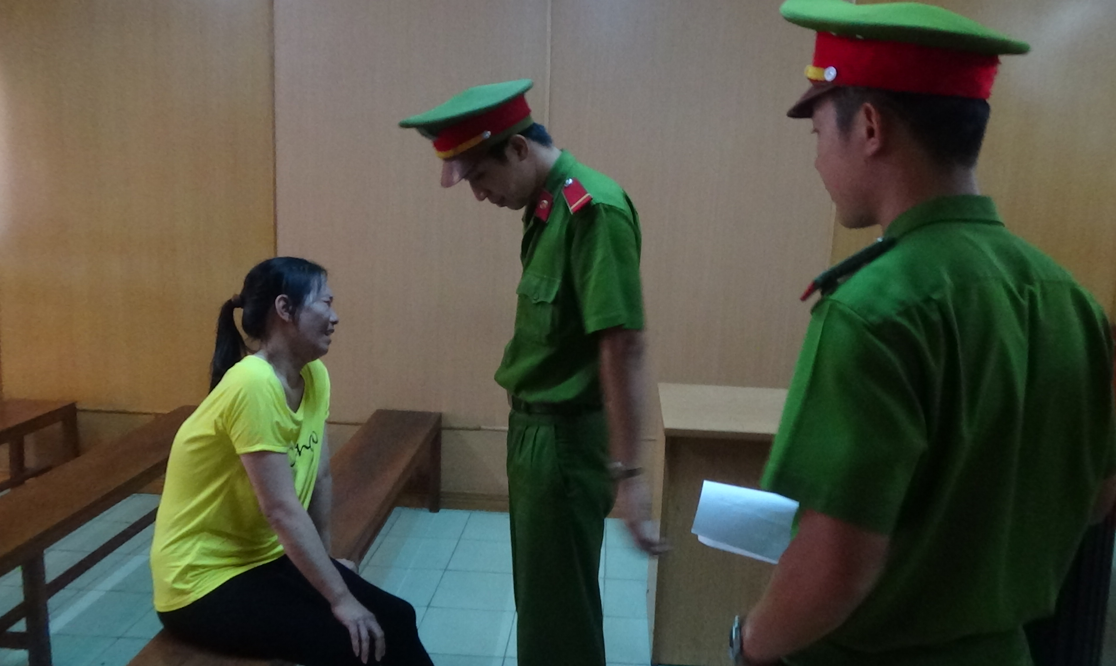 Người phụ nữ bu&ocirc;n ma t&uacute;y g&agrave;o kh&oacute;c n&aacute;o loạn v&igrave; sợ chết - Ảnh 2.