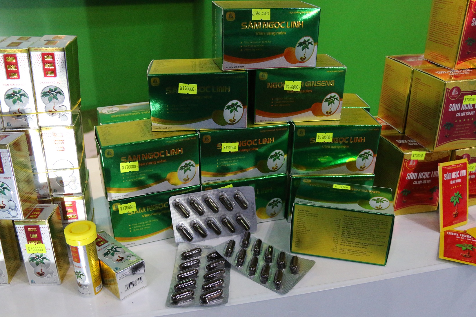 Sâm Ngọc Linh gần 100 triệu/kg vẫn đắt như tôm tươi - Ảnh 11.