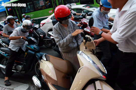 Đường nào cũng kẹt, dân Sài Gòn mệt mỏi trở về nhà