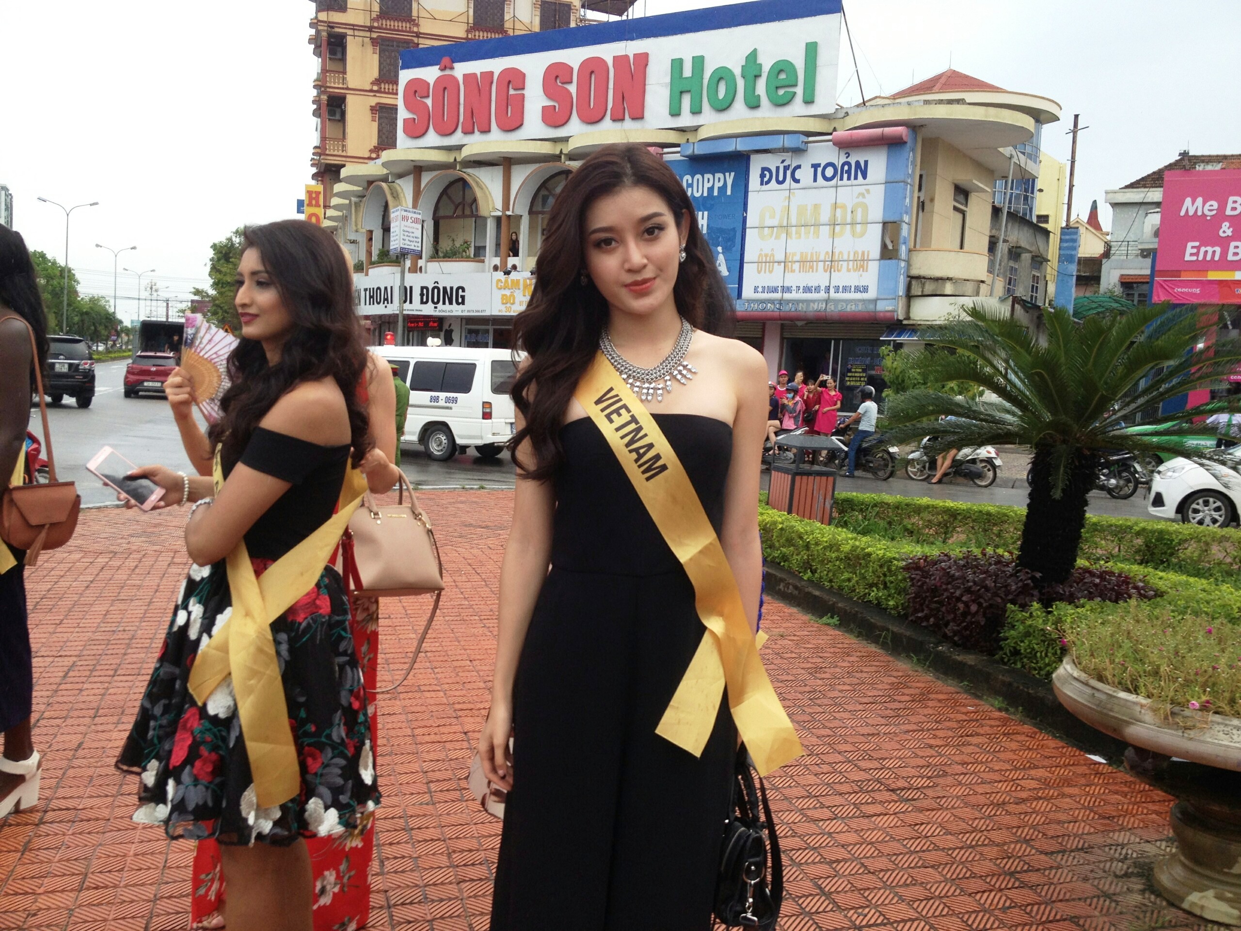 Hoa hậu H&ograve;a b&igrave;nh Thế giới: 76 người đẹp thi trang phục d&acirc;n tộc - Ảnh 5.