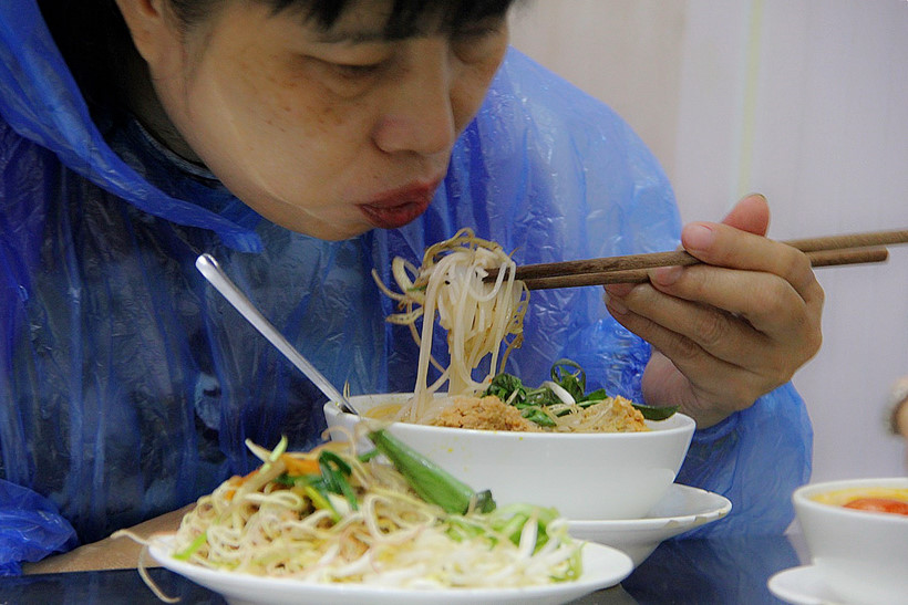 Bún riêu sang chảnh sát chợ Bến Thành - Ảnh 6.