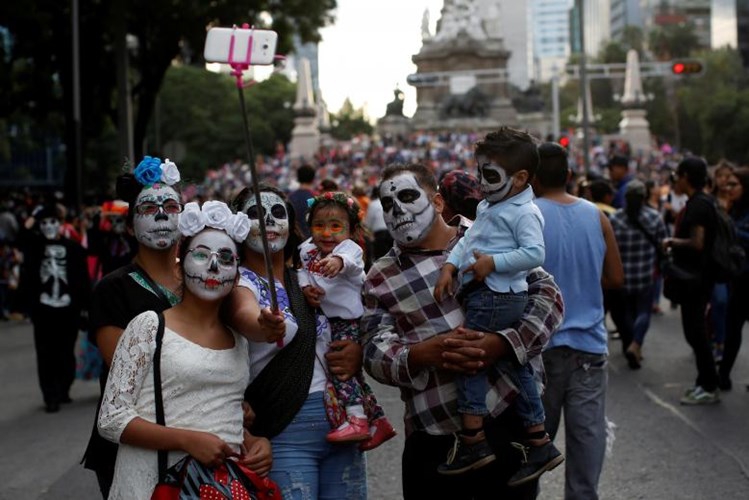 Kinh dị &ldquo;bộ xương&rdquo; diễu h&agrave;nh trong lễ hội người chết ở Mexico - Ảnh 5.